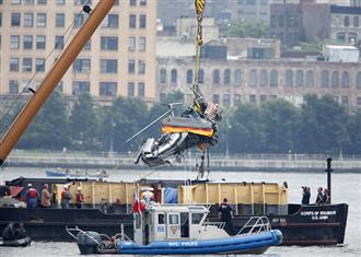 Equipe de resgate retira fuselagem de helic�ptero do Rio Hudson