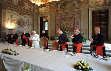 a Bento XVI almo�a com cardeais - OSSERVATORE ROMANO/AFP