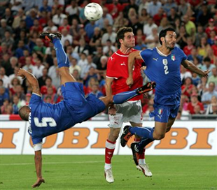 �lia empata com Su��a em noite de recorde de Cannavaro