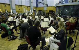 Em Abbey Road (Londres), a Orquestra Filarm�nica Real participa de grava��o para o CD com m�sicas cantadas por Bento XVI