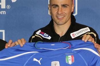 Fabio Cannavaro mostra nova camisa da It�lia
