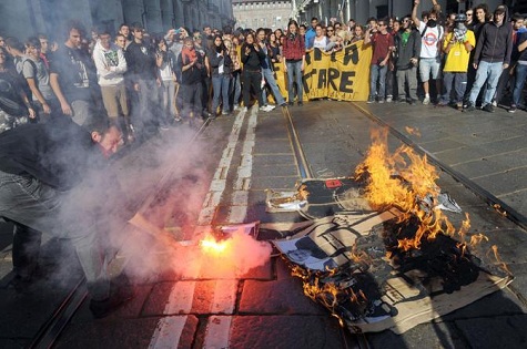 Estudantes italianos realizam greve e protestos contra a degradação escolar Estudantes italianos realizam greve e protestos contra a degradação escolar
