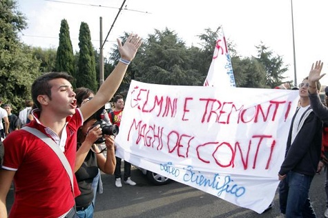 Estudantes italianos realizam greve e protestos contra a degradação escolar Estudantes italianos realizam greve e protestos contra a degradação escolar