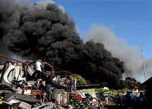 Combust�vel que estava nos carros do ferro velho causou explos�es. (Foto: Tiziana Fabi/AFP Photo)