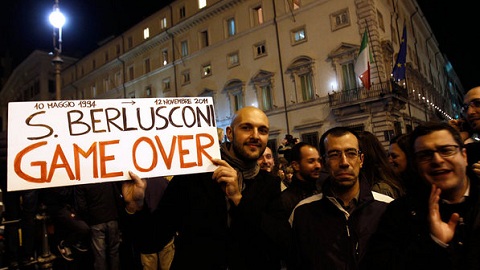 Milhares de italianos comemoram renúncia de Silvio Berlusconi como primeiro-ministro Milhares de italianos comemoram renúncia de Silvio Berlusconi como primeiro-ministro
