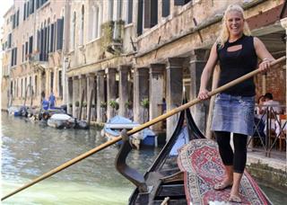 Giorgia Boscolo, primeira gondoleira mulher 'certificada', posa sobre g�ndola na cidade italiana de Veneza. Primeira gondoleira em mais de 900 anos na cidade, ela passou por um teste para garantir a vaga. Giorgia tem 23 anos, � casada, tem dois filhos e 'herdou' a profiss�o de seu pai, tamb�m gondoleiro.