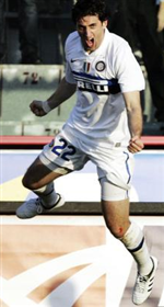 Diego Milito vibra ao abrir o placar para a Inter de Mil&atilde;o