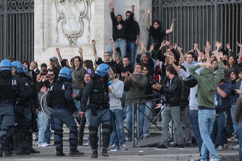  Grupo de manifestantes invade sede do Minist�rio da Economia da It�lia, em Roma