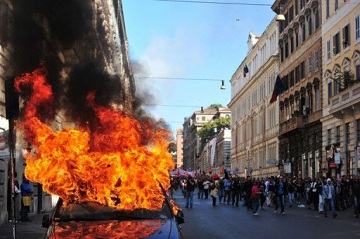 Manifestantes italianos p�em fogo em anexo do minist�rio da Defesa