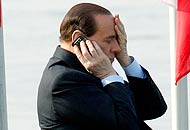 Silvio Berlusconi fala ao celular e atrasa c�pula da Otan
