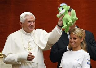 Bento XVI brinca com mascote de pel�cia do Campeonato Mundial de Nata��o 