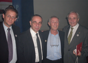 Da esquerda para a direita: Jornalista Fabio Botto, cineasta Giuseppe Tornatore, animador e cartunista Bruno Bozzetto e o presidente da Associa&ccedil;&atilde;o Piemonteses de SP, Giovanni Manassero (foto de Waldemar Manassero)