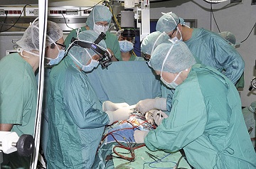Beb� recebe menor cora��o artificial do mundo com 11 gramas, em hospital na It�lia