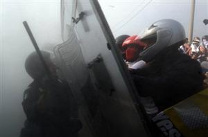 Tropa de choque (E) bloqueia manifestantes que protestam contra a expans�o da base Dal Molin, em Vicenza, It�lia