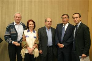Um dos fundadores do Arsenal da Esperan&ccedil;a, Ernesto Olivero, no centro, recebeu o presidente da Associazione Piemontesi nel Mondo de S&atilde;o Paulo e a diretora-secret&aacute;ria da mesma institui&ccedil;&atilde;o, respectivamente, Giovanni Manassero e Cec&iacute;lia Gasparini, e posou para fotos tamb&eacute;m ao lado do vice-reitor da USP, Franco Maria Lajolo, e do vice-c&ocirc;nsul da It&aacute;lia em S&atilde;o Paulo, Marco Leone