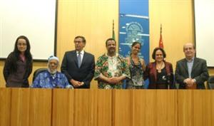 Os premiados da USP (da esquerda para a direita): D&eacute;bora Diniz, Abdias do Nascimento, o vice-reitor da USP, Franco Maria Lajolo, os representantes do