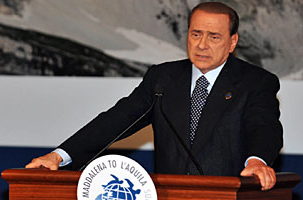 Silvio Berlusconi discursando na c�pula do G8