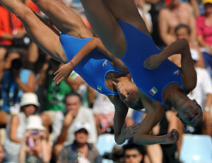 Dupla feminina italiana dos altos ornamentais sincronizados, Tania Cagnotto e Francesca Dallap�, saltam para conquistar a medalha de prata no Mundial de Esportes Aqu�ticos