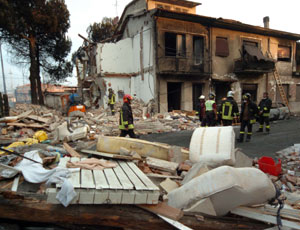 A explos�o de vag�es perto de Viareggio fez com que casas desmoronassem e outras est�o com s�rios riscos de cederem. Mais de 1000 desabrigados.