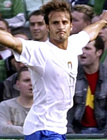 O atacante reserva da sele��o italiana, Gilardino, est� aproveitando os amistosos para tentar conquistar um lugar entre os titulares de sua sele��o
