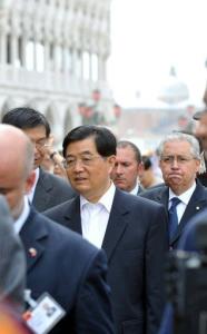O presidente chin�s, Hu Jintao, desistiu de participar da reuni�o do G8 na It�lia, que fora convidado, e voltou � China por causa dos conflitos em Xinjiang que j� deixaram 156 mortos