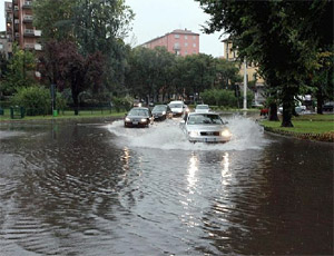 Fortes chuvas que ca�ram esta manh� em Mil�o levaram a cidade ao caos