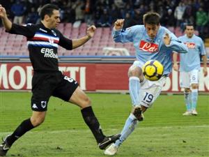 Denis (dir) marca o gol da vit�ria do Napoli
