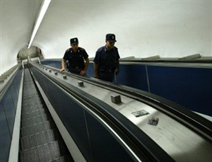 Policiais patrulham esta��o do metr� de Roma
