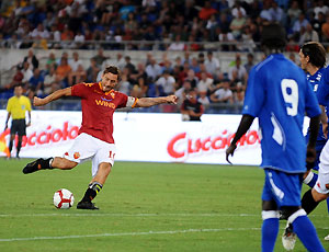 Com excelente atua��o de Totti a Roma, em fase preliminar da Liga da Europa, bateu no jogo de ida o Gent por 3 a 1