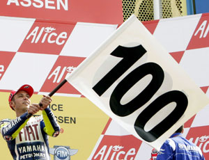 O piloto italiano, da MotoGP, comemorou, no p�dio, a cent�sima vit�ria na principal categoria da motovelocidade.