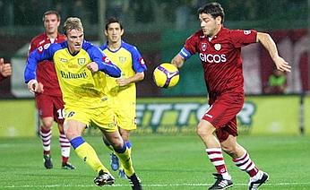 Foto do site da Gazzetta dello Sport: Cozza da Reggina marcado de perto por Rigoni do Chievo