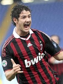 Pato comemora seu gol