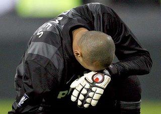 Frey, goleiro da Fiorentina, teve muito trabalho para parar o ataque da Lazio, mas sua bela atuação rendeu a escolha como melhor homem em campo pela Rádio Italiana