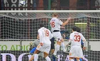 De Rossi, da Roma, abre o marcador no confronto contra a Inter que terminou 3 a 3