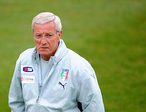 Marcello Lippi momentos antes de definir a equipe que enfrentará a Seleção de Montenegro pelo grupo 8 das eliminatórias européias para a Copa do Mundo de 2010