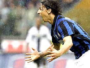 O sueco Ibrahimovic, que disse que gostaria de mudar de ares, será o comandante de ataque da Inter contra o Napoli