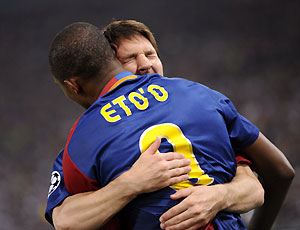 Os autores do gol da final da Champions League, Samuel Eto'o e Leonel Messi, comemoram o segundo tento, que foi anotado pelo argentino e que garantiu o título aos espanhóis 