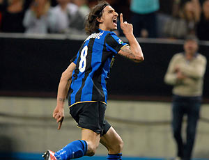 O sueco Ibrahimovic abre o placar para a Inter e faz um sinal de 