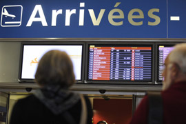 Painel de chegada no aeroporto Charles de Gaulle, em Paris