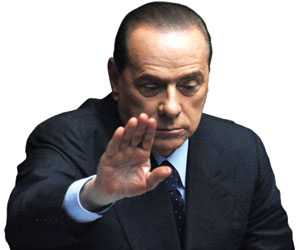 Silvio Berlusconi não gostou nada da publicação de fotos em sua residência na Sardenha, e confirmou que processará o jornal 