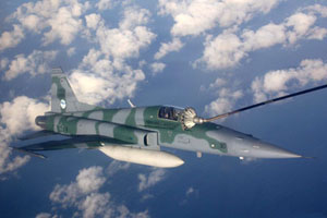 O avião da Força Aérea Brasileira, Hércules KC-130, encontrou destroços que, segundo os analistas, são do Airbus 330 da Air France