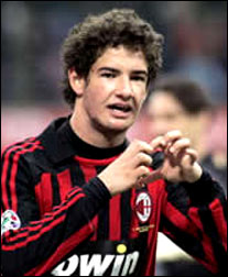 O brasileiro Alexandre Pato, do Milan, foi sondado pelo Chelsea da Inglaterra, atualmente comandado pelo ex treinador 