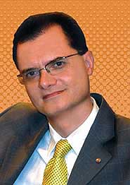 O deputado italiano pela América do Sul, Fabio Porta, eleito pela comunidade ítalo-brasileira, foi a Brasília pressionar o governo brasileiro a aderir à Convenção de Haia  