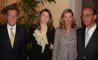 da esquerda para a direita - o cônsul Marco Marsilli, a esposa do embaixador, Elena, a esposa do cônsul, Cristina, e o embaixador Michele Valensise