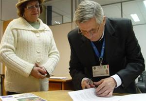 Giovanni Polliani, do CESES, de Milão, e a especialista em assuntos indígenas, Dulci Matte, na assinatura do convênio que irá oferecer cursos de qualificação à comunidade indígena, em Inhacorá, no RS 