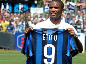 O camaronês Eto'o, trocado pelo sueco Ibrahimovic, recebeu uma recepção digna de grandes campeões e espera cumprir com os anseios dos interistas