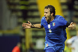 O atacante da Fiorentina, Gilardino, fez os três gols da vitória da 