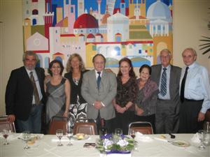 Da esquerda para a direita: o presidente da Casa Puglia no Piemonte, Gianni Dimopoli, a presidente do COMITES, Rita Blasioli, a senhora Dimopoli, o presidente do Circolo Italiano, Giuseppe Bezzi, a diretora da Associazione Piemontesi nel Mondo de São Paulo, Cecília Gasparini, a senhora Pollastri, o presidente da Camara Italo-Brasileira de Commercio, Edoardo Pollastri, e o presidente da Associazione Piemontesi nel Mondo de São Paulo, Giovanni Manassero