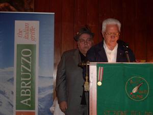 O Padre Giorgio Cunial, na frente, faz a oração dos Alpinos. O presidente da entidade, Attilio Fania, atrás, mostrou-se emocionado desde o início.