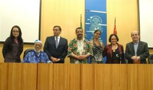 Os premiados da USP (da esquerda para a direita): Débora Diniz, Abdias do Nascimento, o vice-reitor da USP, Franco Maria Lajolo, os representantes do 